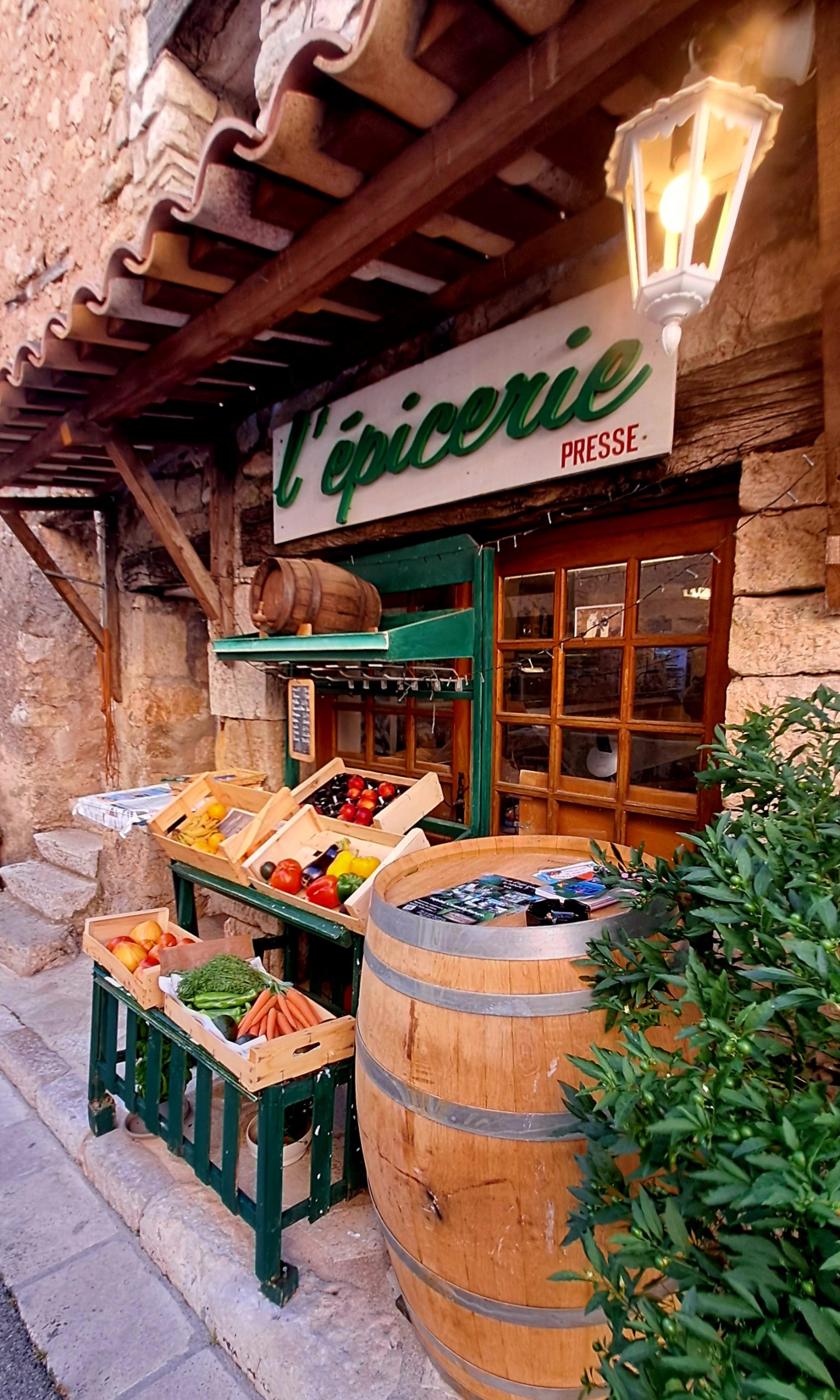 Simon vous accueille dans son épicerie rue Grande à Châteaudouble de 10h30 à 12h30 et de 17h00 à 19h00. Fermé le jeudi.